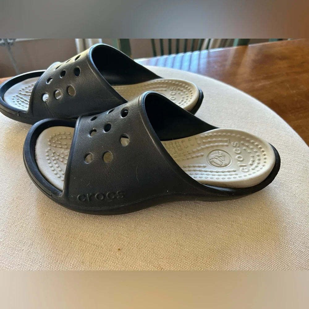 CROCS Adult Unisex Baya Slide Two-Tone Slide Sandals in Black and Cream Footbed